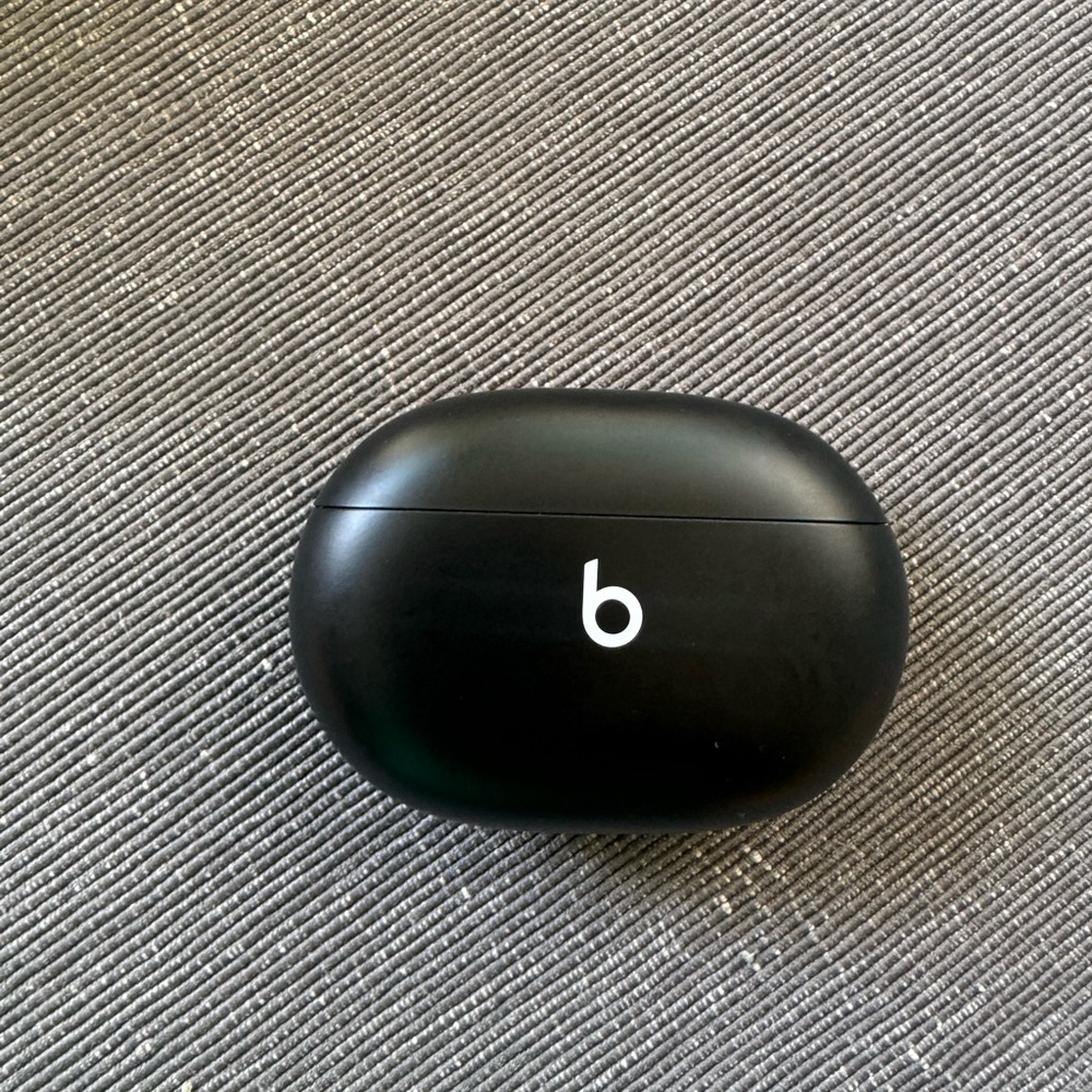 Beats black earbuds- noise cancelling